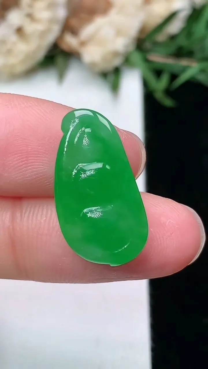 天然A货翡翠福豆镶嵌件，尺寸20.5-10.9-5.8，重量:2.24g
2月2日