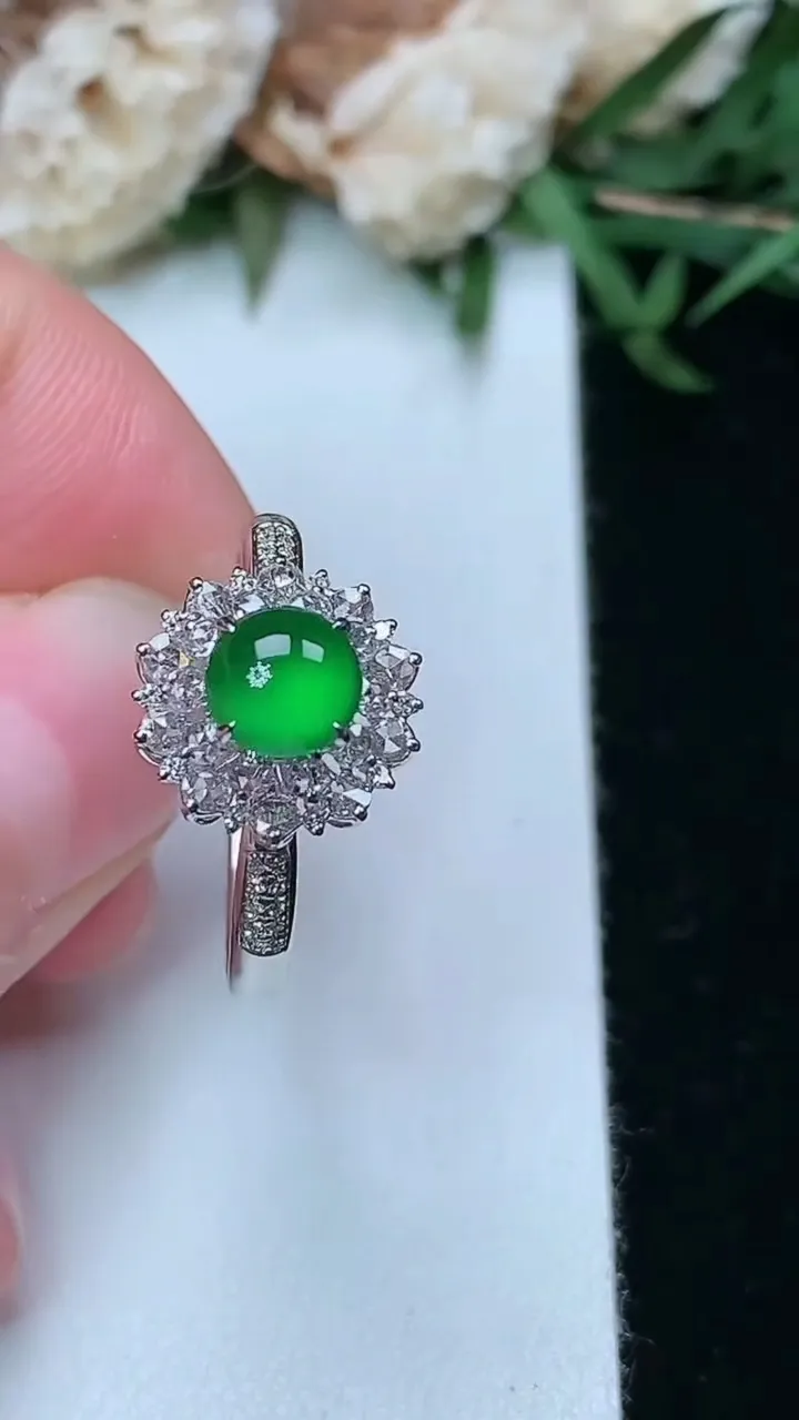 天然A货翡翠蛋面戒指，尺寸17.2-5.7，重量:2.73g2026年2月2日
工厂直销收藏佳品,种好水足，色泽均匀，有种有色，上手高大气！