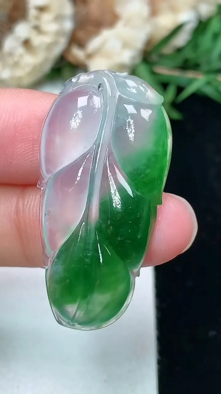 天然A货翡翠金枝玉叶 叶子吊坠，尺寸35.5-18.5-4.9，重量:5.65g
2月2日