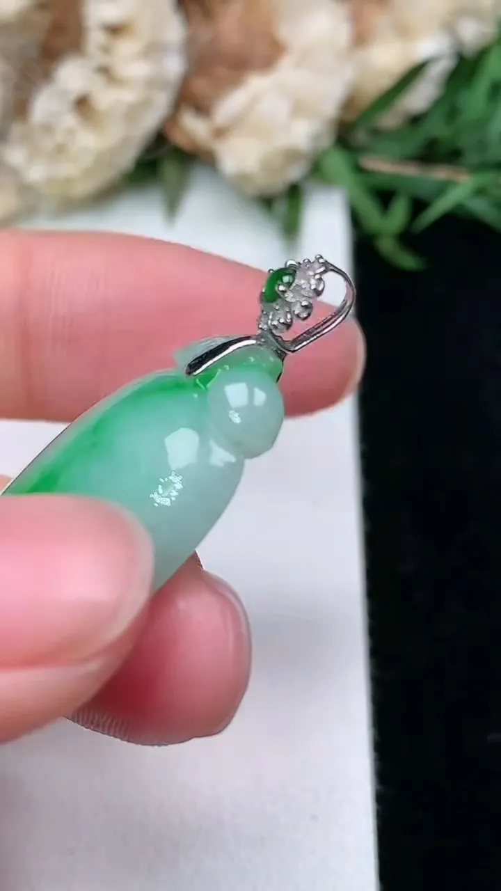 天然A货翡翠福瓜吊坠，尺寸34.3-17-6.5，重量:7.22g
2月2日