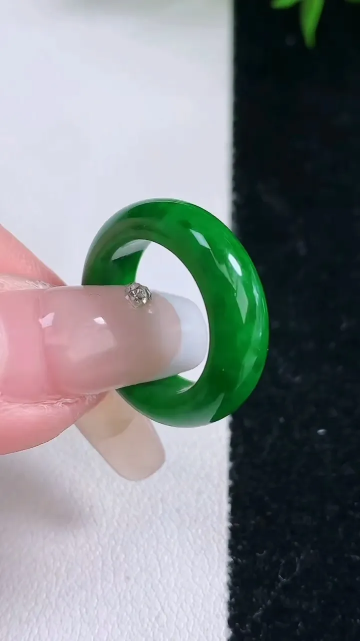 天然A货翡翠指环戒指，尺寸15.8-5.7-3.4，重量:4.14g2026年2月2日
工厂直销收藏佳品,种好水足，色泽均匀，有种有色，上手高大气！