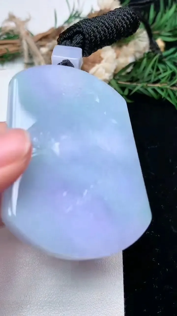 天然A货翡翠春带彩 紫罗兰山水牌吊坠，尺寸57-44.2-6.4，重量:47.28g
2月2日