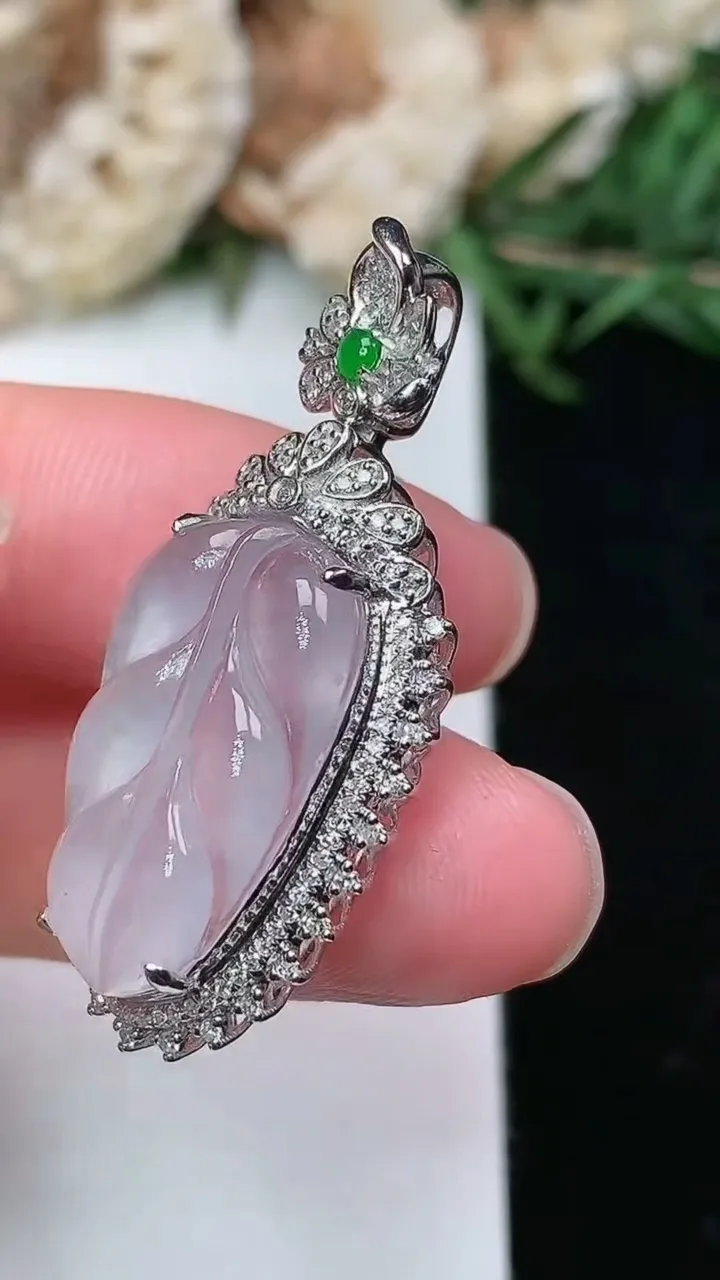 天然A货翡翠白冰金枝玉叶 叶子吊坠，尺寸25.8-16.9-8.6，裸石19.6-12，重量:4.35g
2月2日