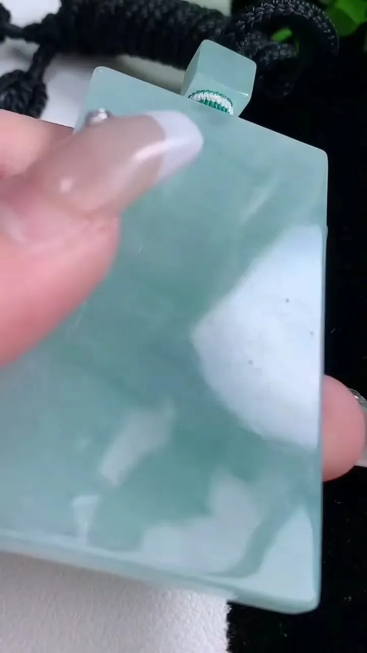 天然A货翡翠无事牌吊坠，尺寸58-36-5.4，重量:43.81g
2月2日