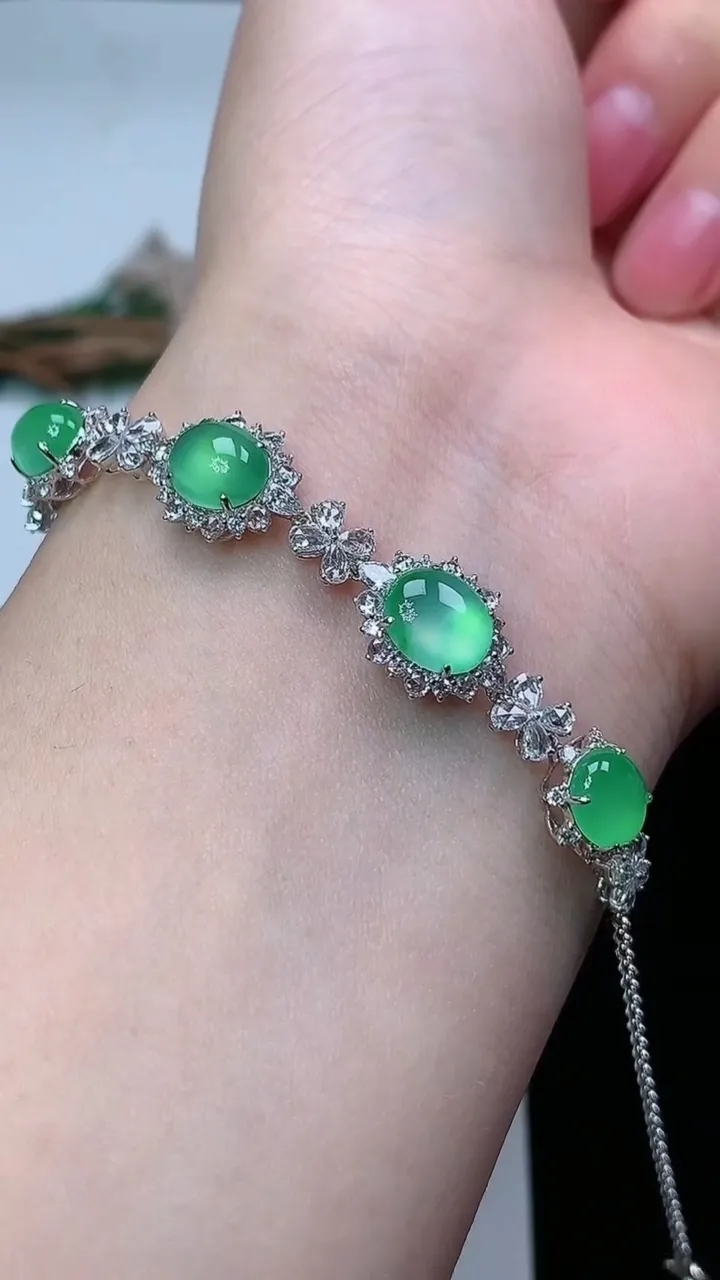 天然A货翡翠蛋面手链，尺寸7.9-6.8，重量:5.42g
2月2日