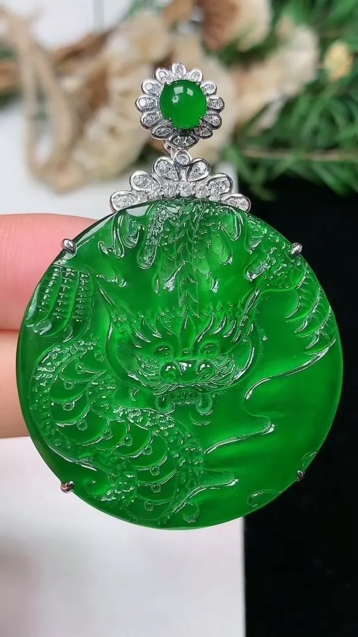 天然A货翡翠龙牌吊坠，尺寸34.9-7.9，重量:10.19g
2月2日