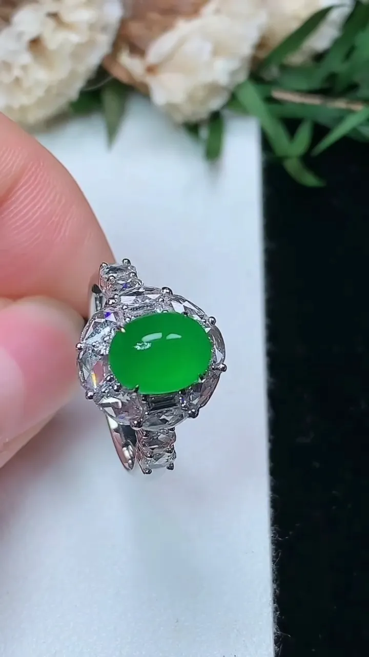 天然A货翡翠蛋面戒指，尺寸17-8.2-6.4，重量:4.18g2026年2月2日
工厂直销收藏佳品,种好水足，色泽均匀，有种有色，上手高大气！