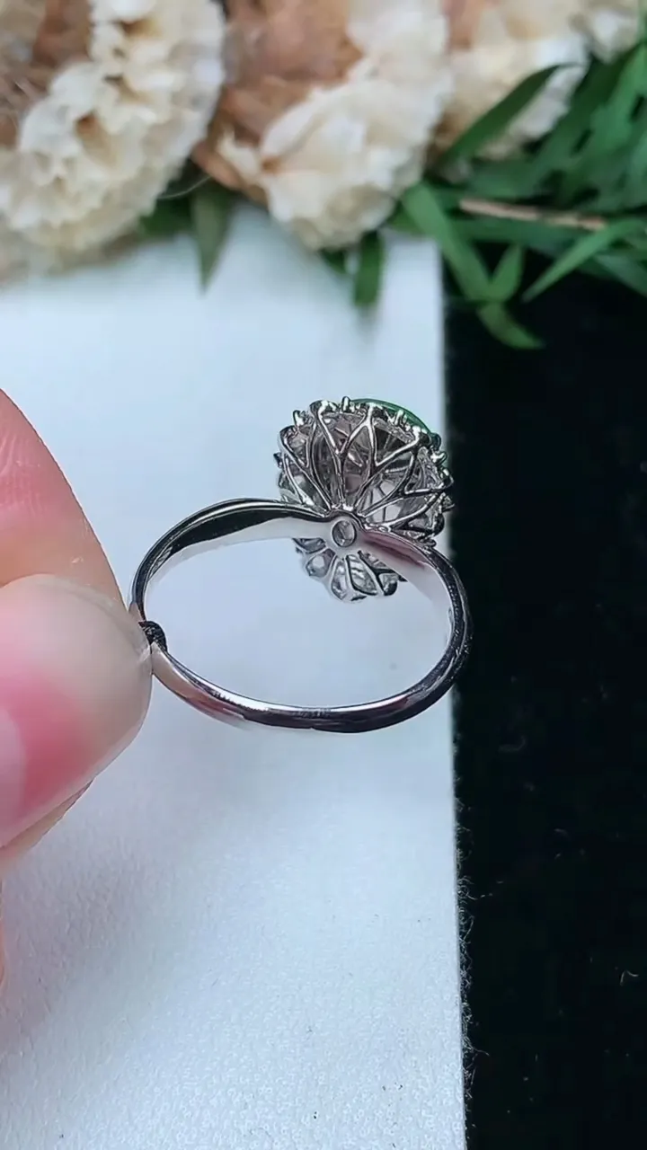 天然A货翡翠葫芦戒指，尺寸17.3-11.4-8，重量:3.10g2026年2月2日
工厂直销收藏佳品,种好水足，色泽均匀，有种有色，上手高大气！