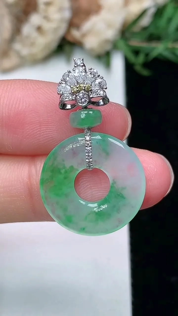 天然A货翡翠平安环吊坠，尺寸18-2.9，重量:2.70g
2月2日