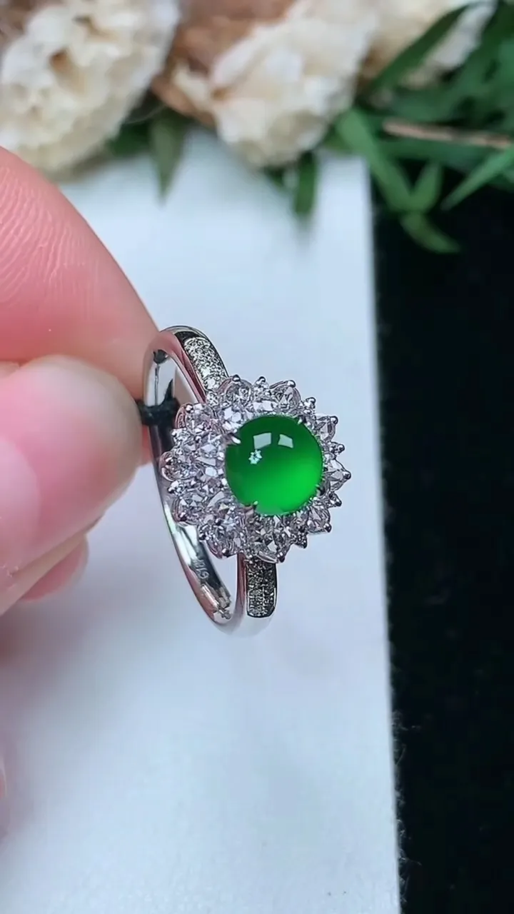 天然A货翡翠蛋面戒指，尺寸17.2-5.7，重量:2.73g2026年2月2日
工厂直销收藏佳品,种好水足，色泽均匀，有种有色，上手高大气！