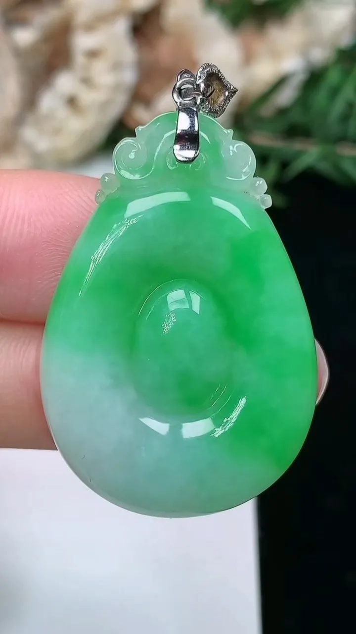 天然A货翡翠福贝吊坠，尺寸33.8-23.9-5.2，重量:7.78g
2月2日