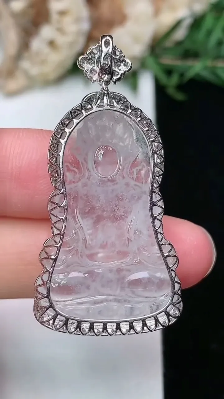 天然A货翡翠白冰度母吊坠，尺寸42.4-31.3-20.2-8.2，重量:6.35g
2月2日