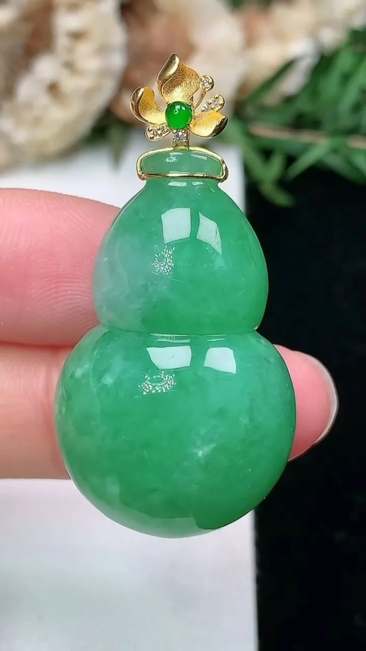 天然A货翡翠葫芦吊坠，尺寸32-20.4-11.8，重量:12.48g
2月2日