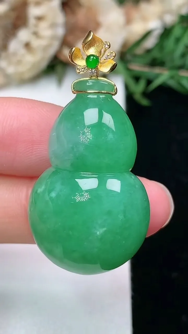 天然A货翡翠葫芦吊坠，尺寸32-20.4-11.8，重量:12.48g
2月2日