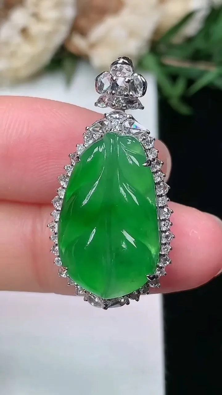 天然A货翡翠金枝玉叶 叶子吊坠，尺寸30.9-15.6-10，裸石19.8-12，重量:5.43g
2月2日