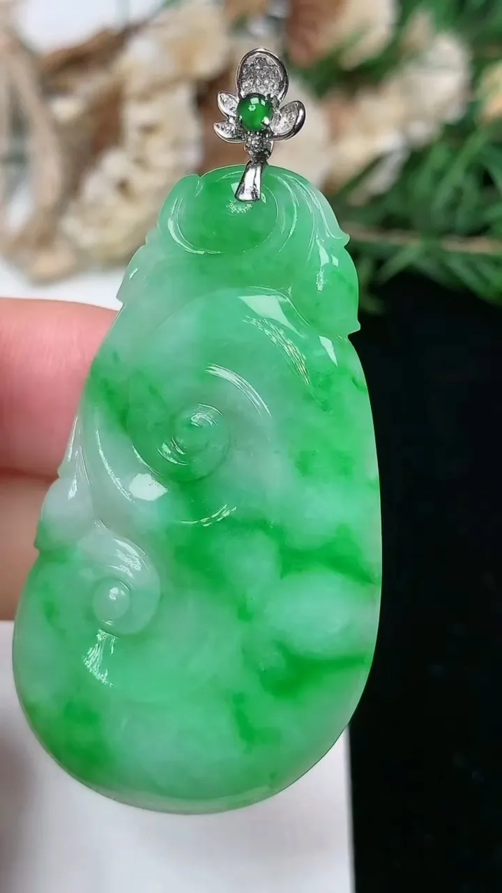 天然A货翡翠如意吊坠，尺寸48-27.3-3.8，重量:9.61g
2月2日