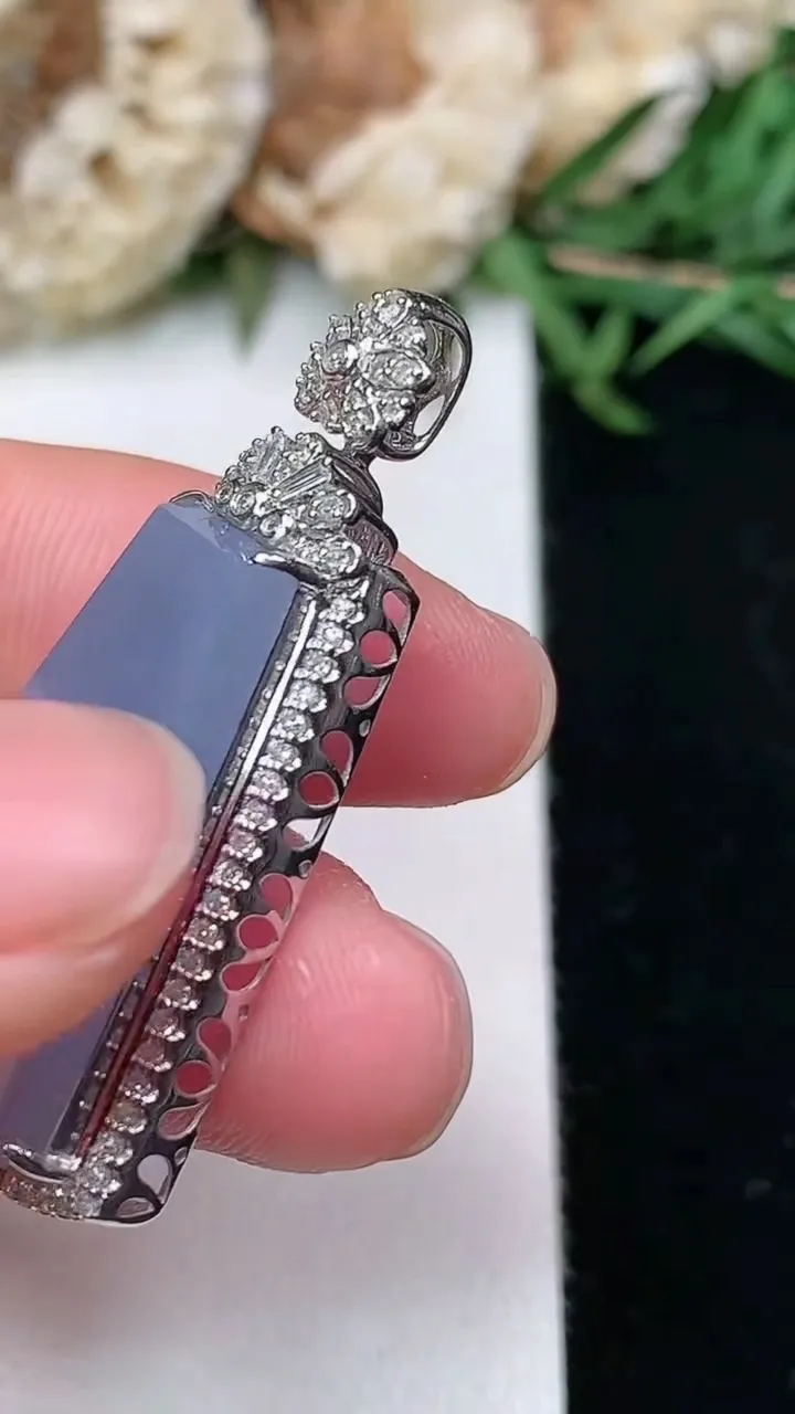 天然A货翡翠紫罗兰无事牌吊坠，尺寸37.5-19.3-7.6，裸石24.2-15
2月2日