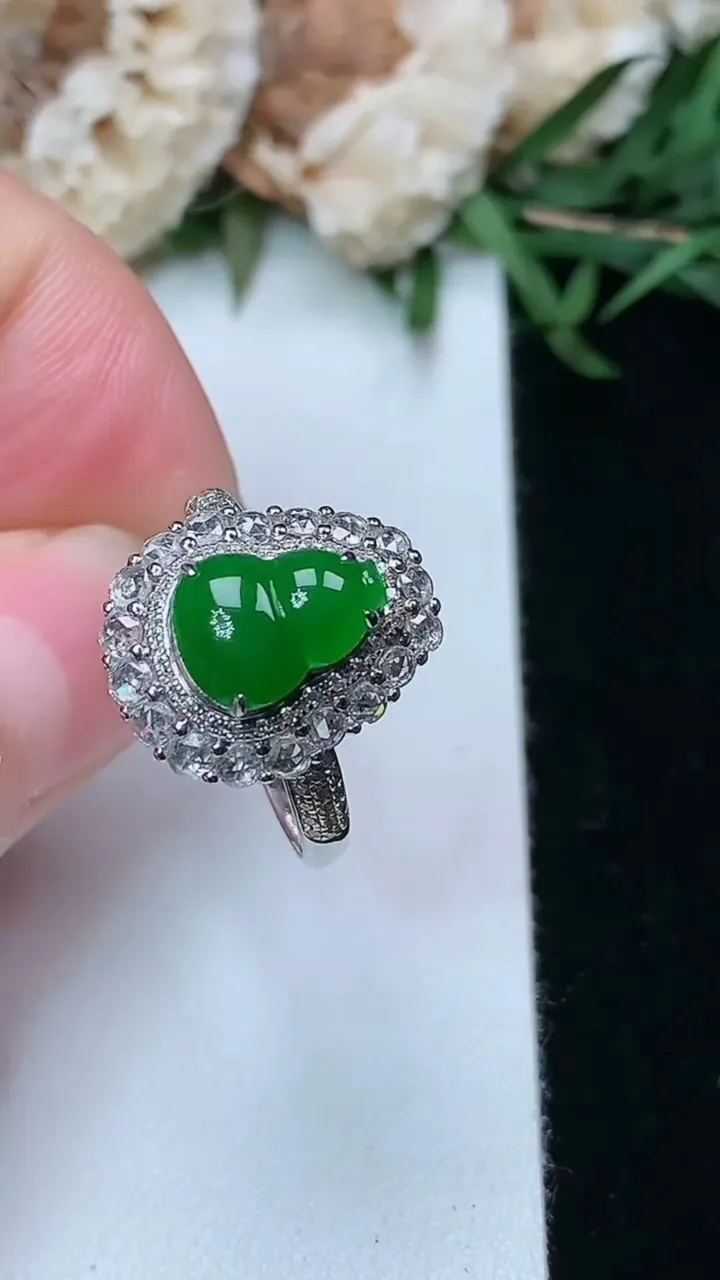 天然A货翡翠葫芦戒指，尺寸17.5-9.2-7，重量:3.26g2026年2月2日
工厂直销收藏佳品,种好水足，色泽均匀，有种有色，上手高大气！