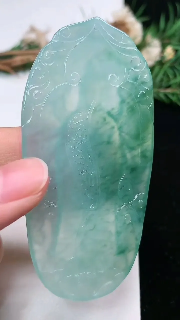 天然A货翡翠飘花千手观音吊坠，尺寸78.5-37.2-5.2，重量:33.00g
2月2日