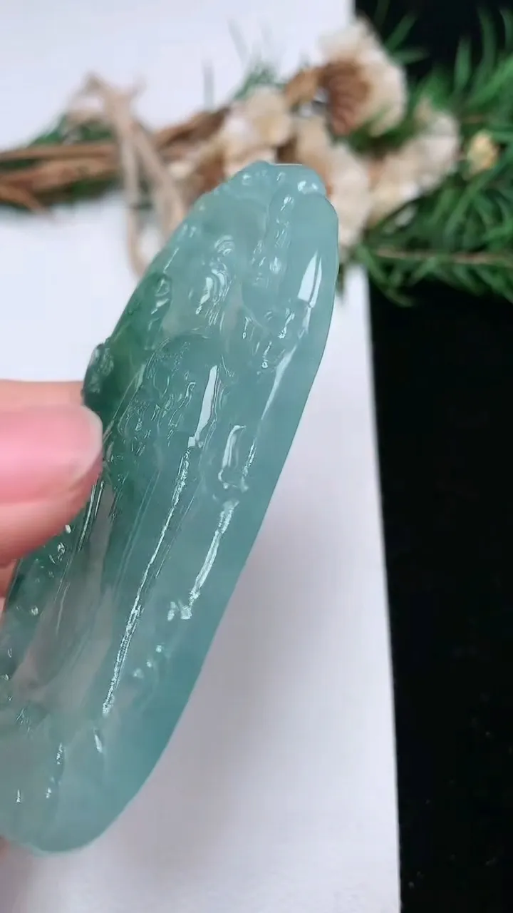 天然A货翡翠飘花千手观音吊坠，尺寸78.5-37.2-5.2，重量:33.00g
2月2日