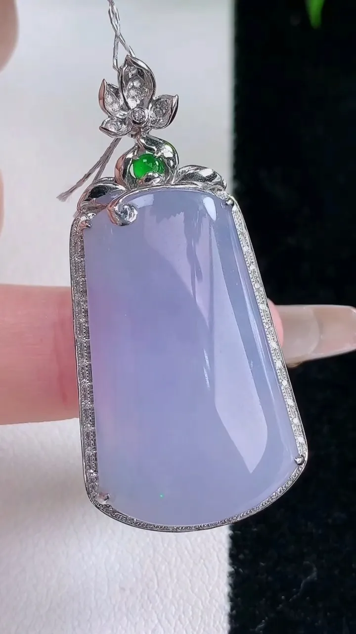 天然A货翡翠18K金紫罗兰无事牌吊坠，尺寸44-20.5-9.4，裸石29.7-19重量:8.95g
2月2日