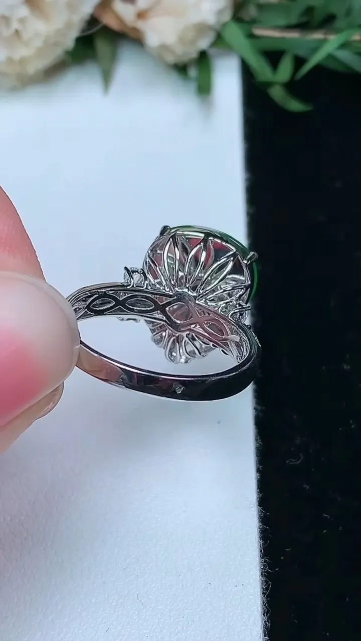 天然A货翡翠葫芦戒指，尺寸17-14.5-11.8，重量:4.48g2026年2月2日
工厂直销收藏佳品,种好水足，色泽均匀，有种有色，上手高大气！