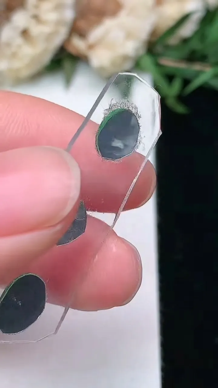 天然A货翡翠水滴镶嵌件一手，尺寸8-6.5-2.2，重量:0.98g
2月2日