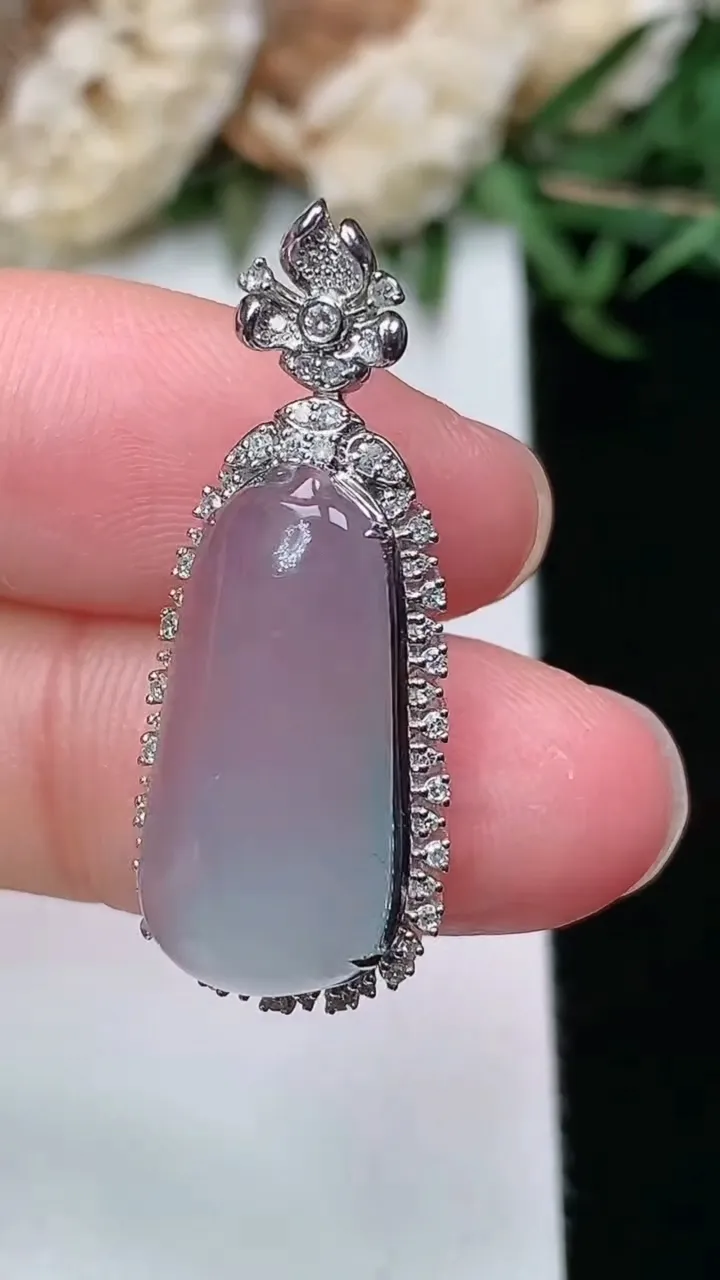 天然A货翡翠福瓜吊坠，尺寸31-12.3-9.6，裸石19.9-9.5
2月2日