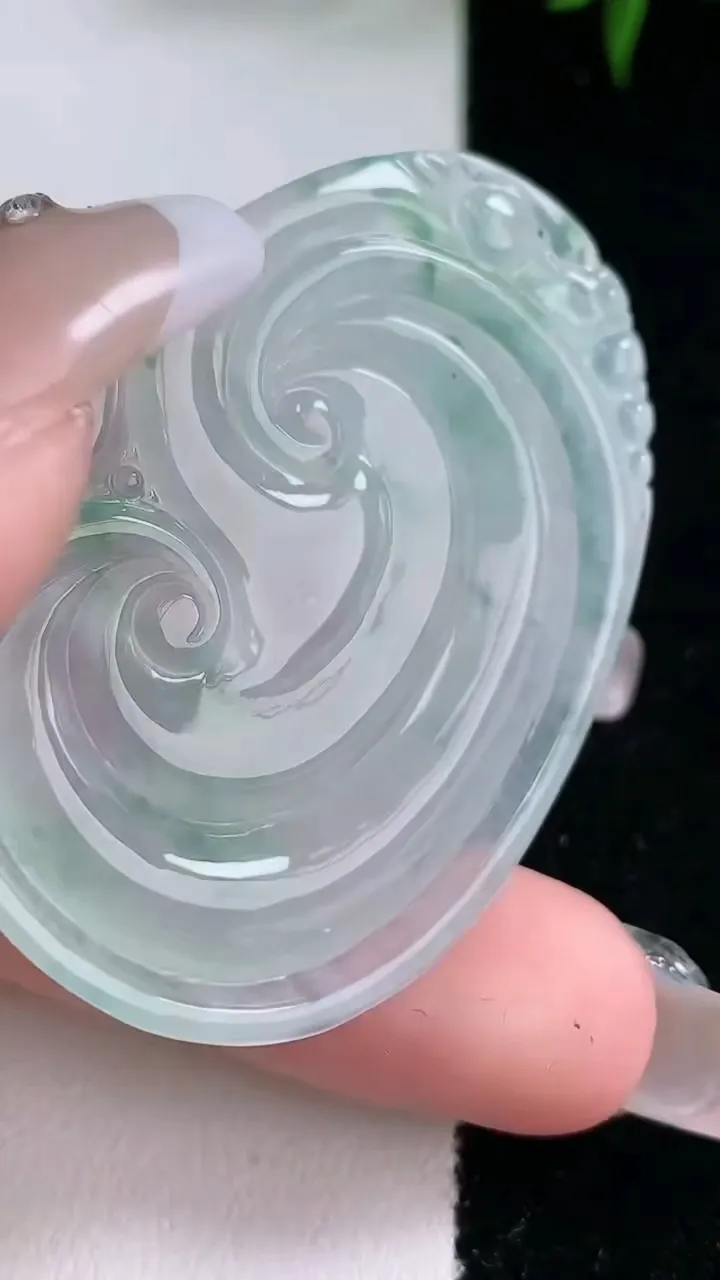 天然A货翡翠种飘花如意吊坠，尺寸49-34-5.2，重量:16.62g
2月2日