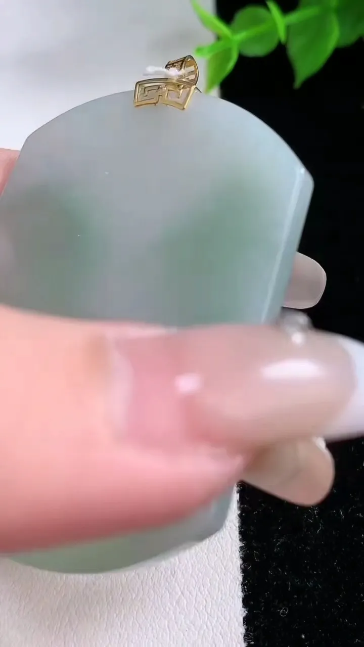 天然A货翡翠无事牌吊坠，尺寸53-41.7-3.4，重量:23.89g
2月3日