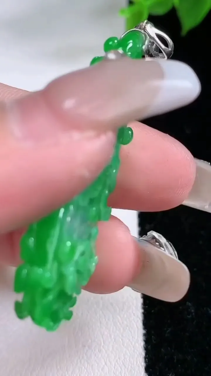 天然A货翡翠白菜吊坠，尺寸43.4-18.6-7，重量:9.09g
2月3日