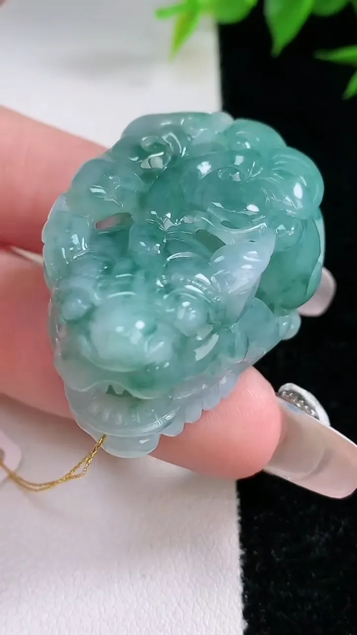 天然A货翡翠飘花貔貅吊坠，尺寸38-21.7-18.7，重量:36.09g
2月3日