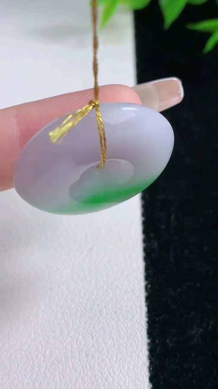 天然A货翡翠平安扣吊坠，尺寸26.3-6.8，重量:10.43g
2月3日