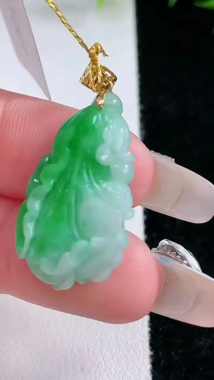 天然A货翡翠白菜吊坠，尺寸25.5-15.5-5.7，重量:4.21g
2月3日