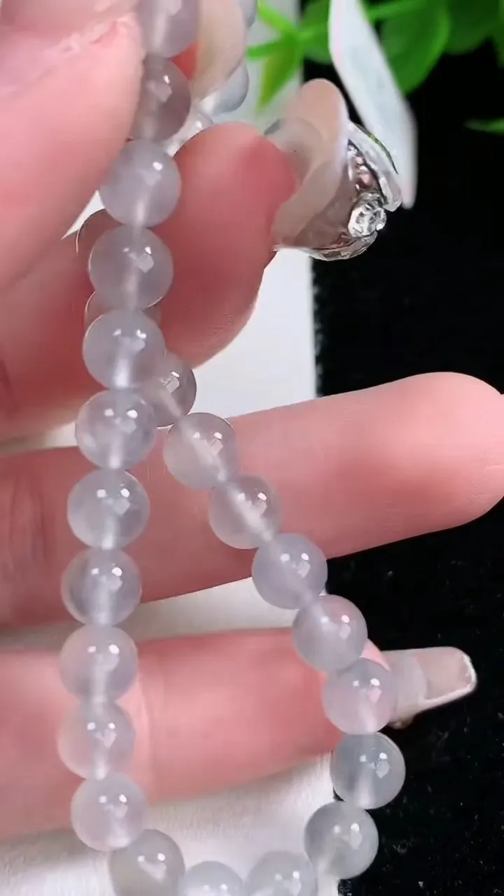 天然A货翡翠种白冰圆珠手串，尺寸6-30颗，重量:11.38g2月3日
工厂直销收藏佳品,种好水足，色泽均匀，有种有色，上手高大气！