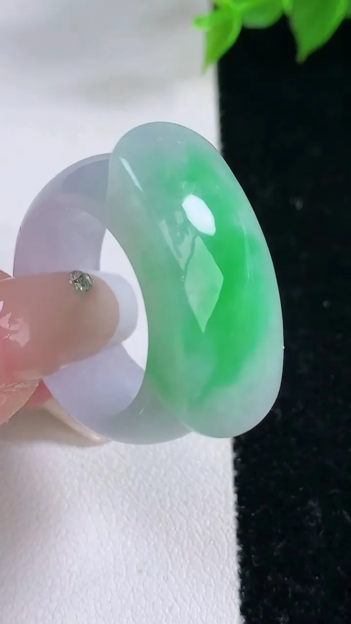 天然A货翡翠马鞍戒指 扳指，尺寸20.7-29.8-12-7，重量:15.47g2026年2月3日
工厂直销收藏佳品,种好水足，色泽均匀，有种有色，上手高大气！