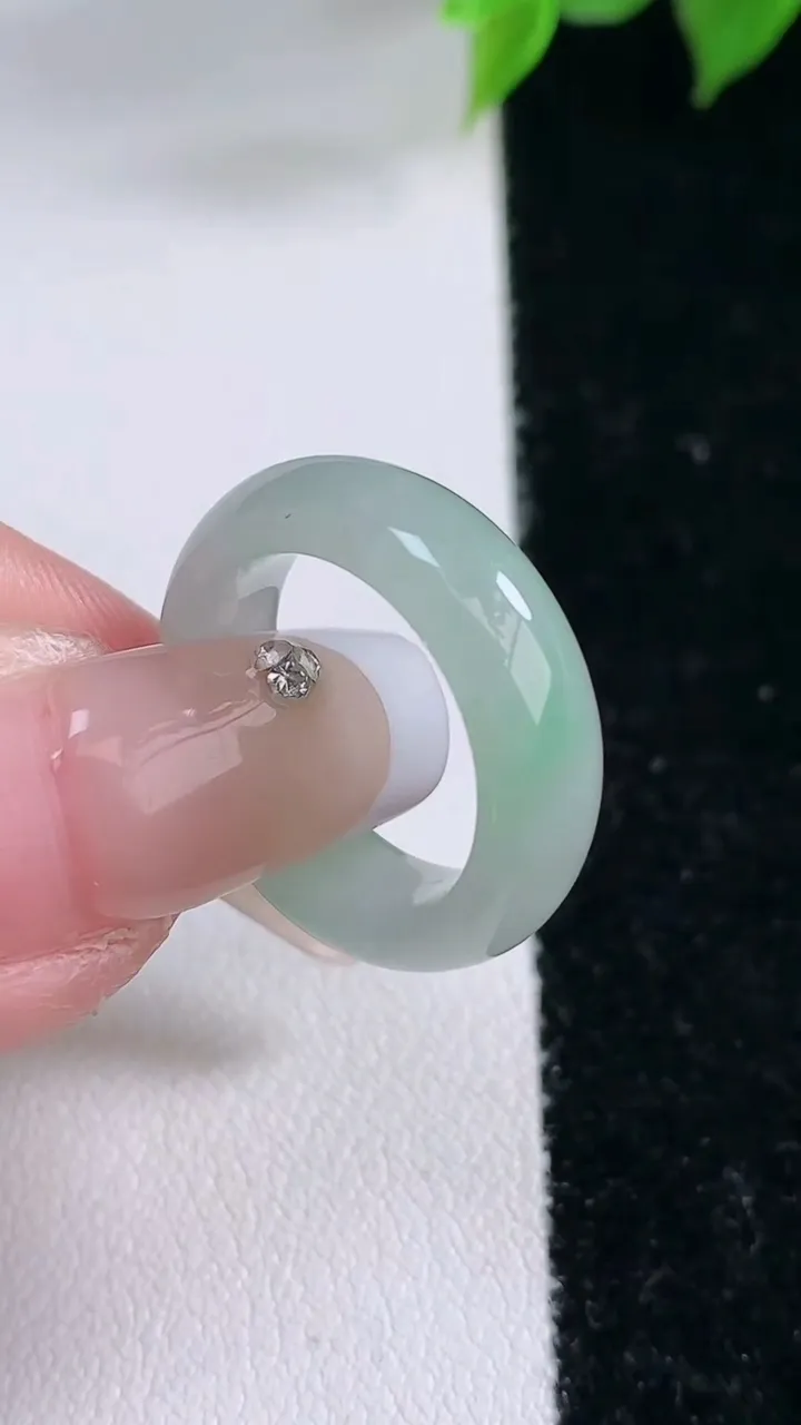 天然A货翡翠指环戒指，尺寸15.3-5.7-3.2，重量:3.50g2026年2月3日
工厂直销收藏