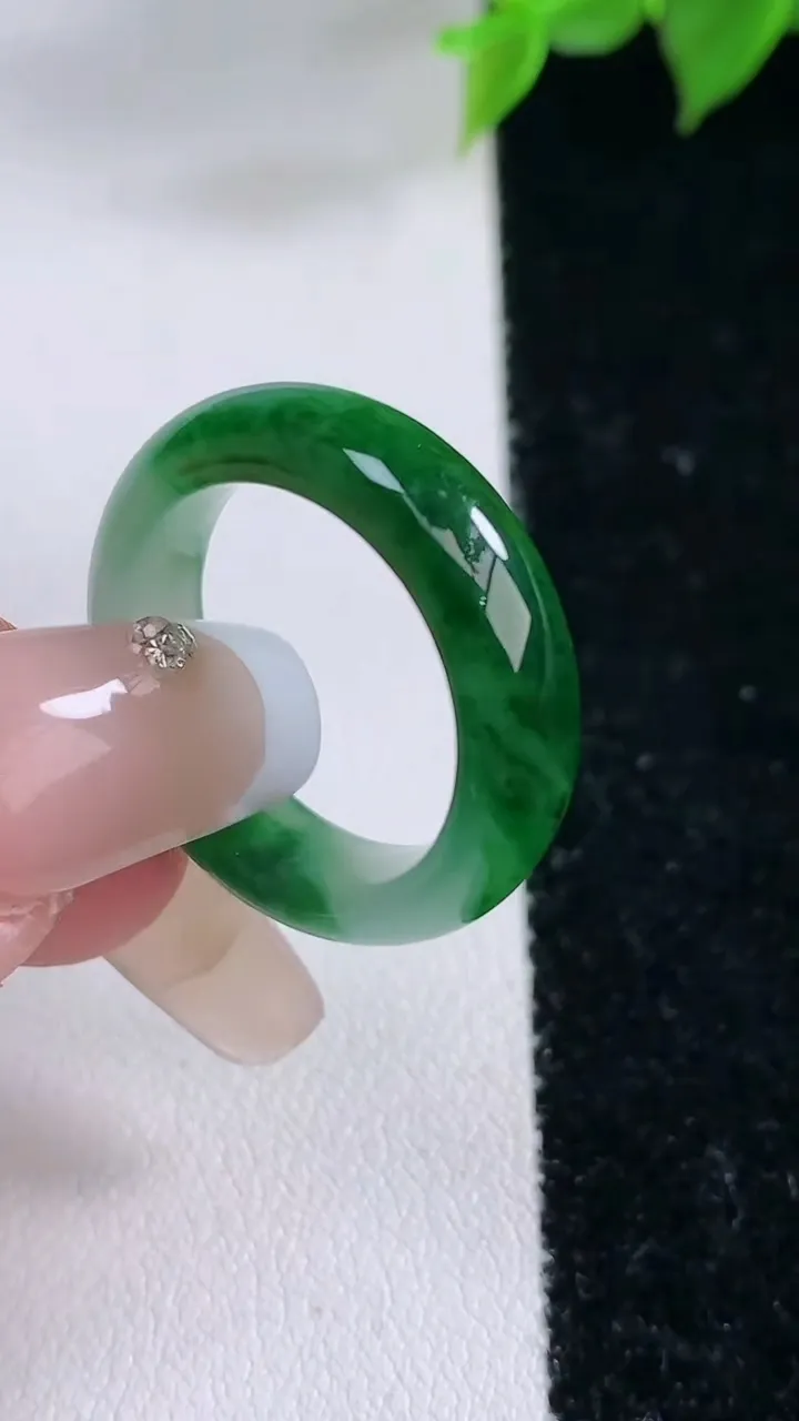 天然A货翡翠指环戒指，尺寸17.6-6-3.5，重量:4.28g2026年2月3日
工厂直销收藏佳品,种好水足，色泽均匀，有种有色，上手高大气！