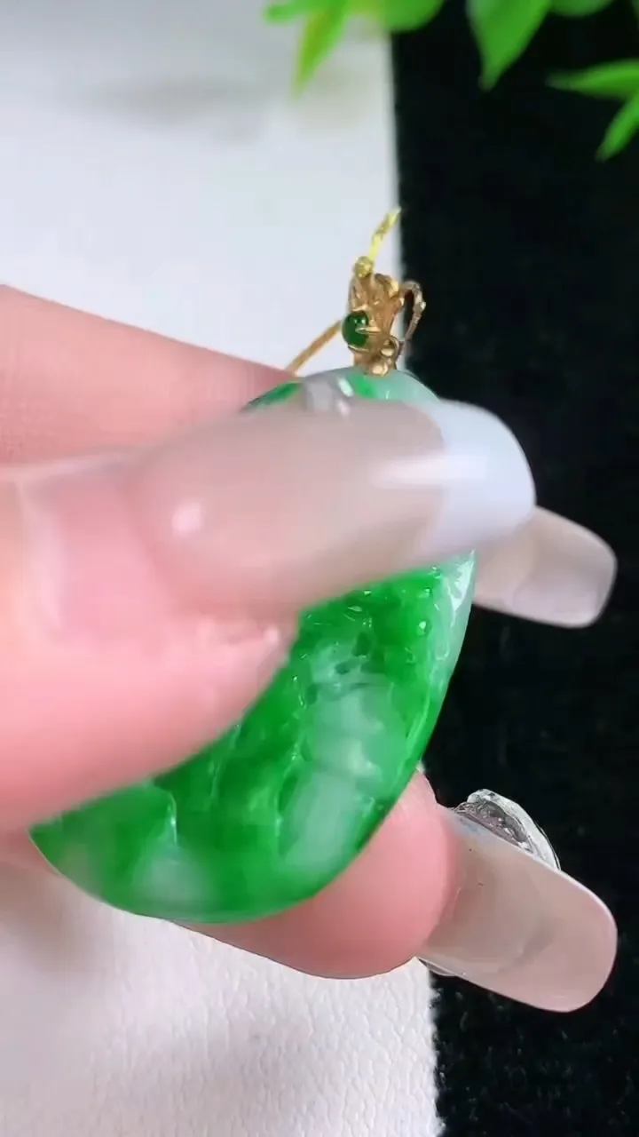 天然A货翡翠山水牌吊坠，尺寸34.2-23.8-4.2，重量:7.88g
2月3日