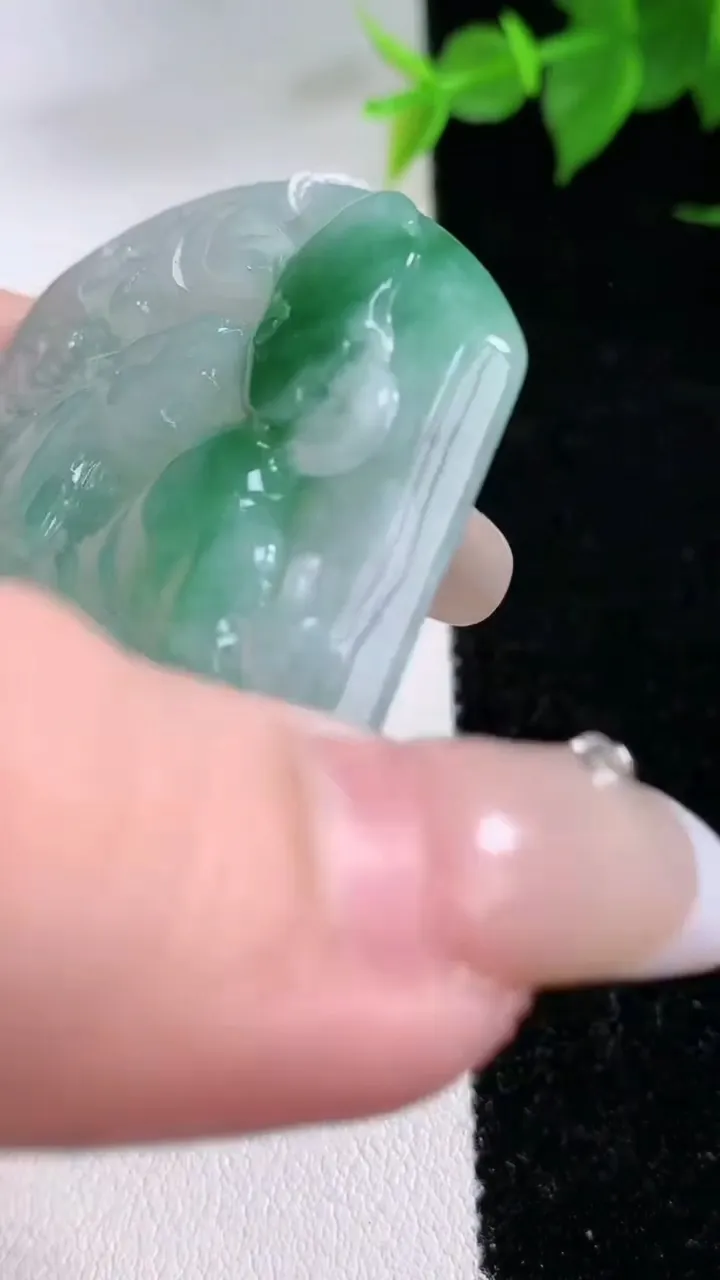 天然A货翡翠生肖马吊坠，尺寸54-45-5.7，重量:29.16g
2月3日