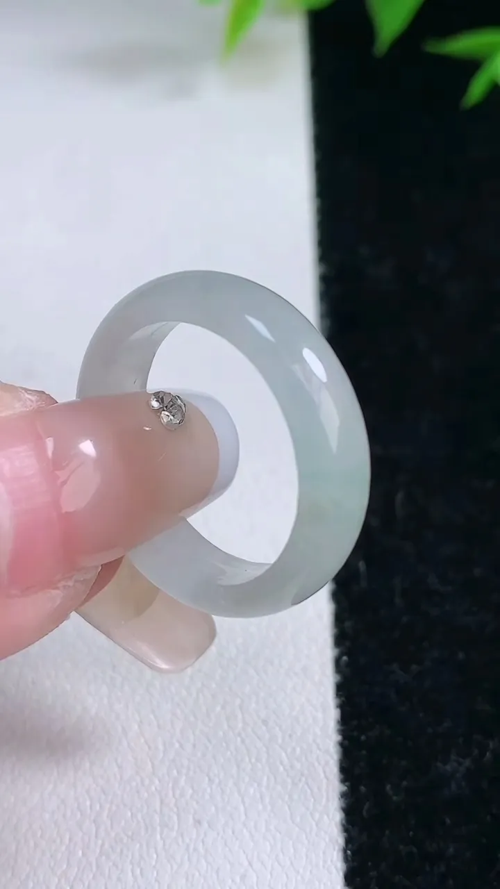 天然A货翡翠指环戒指，尺寸17.2-6-3.4，重量:4.59g2026年2月3日
工厂直销收藏佳品,种好水足，色泽均匀，有种有色，上手高大气！