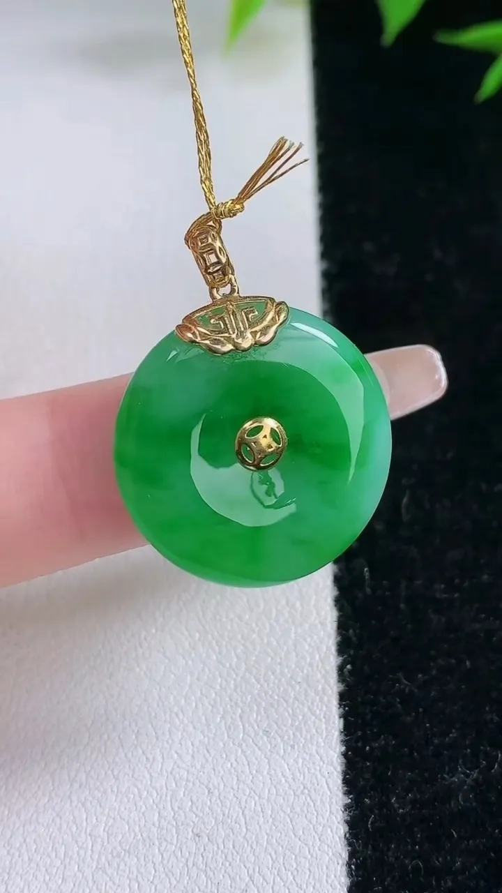 天然A货翡翠平安扣吊坠，尺寸20.3-4，重量:4.60g
2月3日