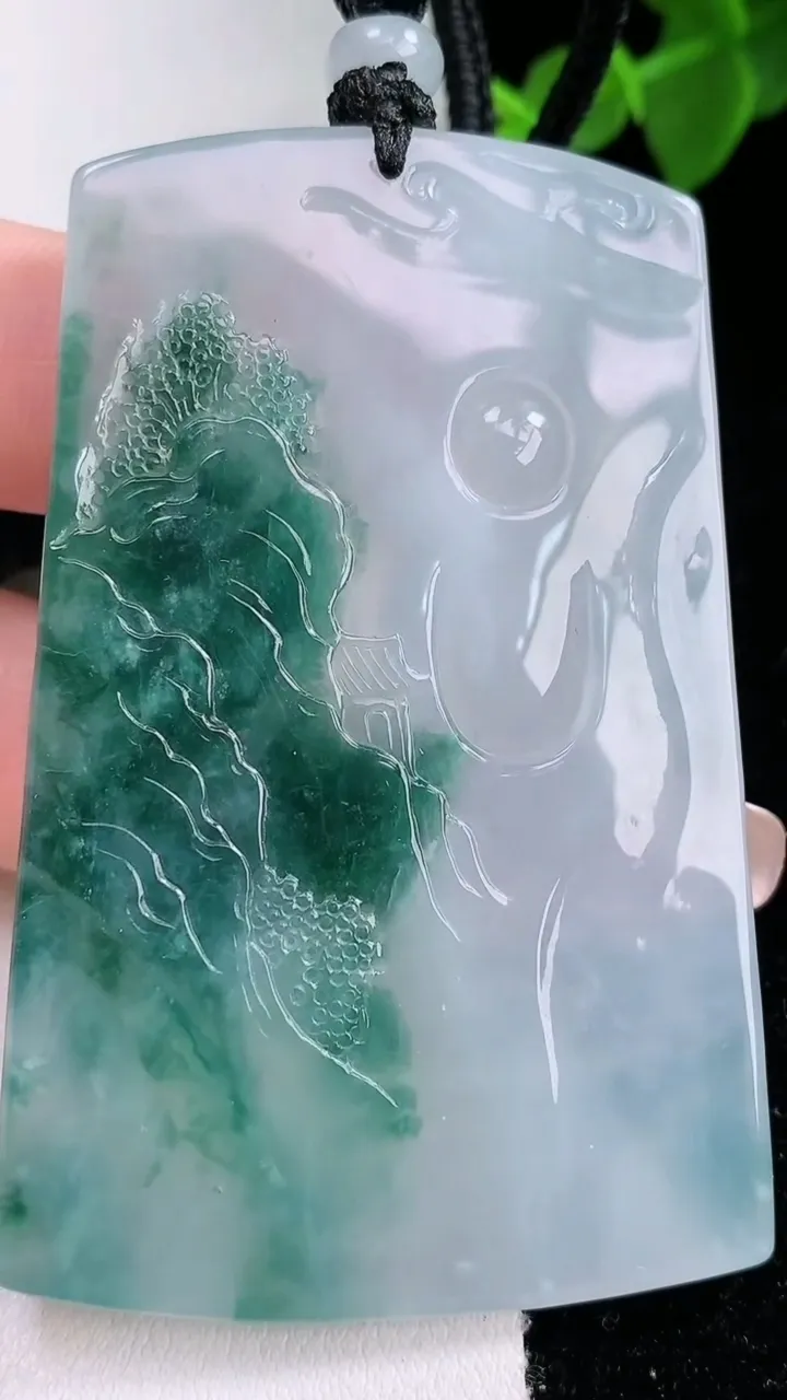 天然A货翡翠种飘花山水大势至菩萨吊坠，尺寸63.5-41.8-5.6，重量:41.07g
2月3日