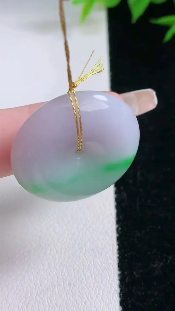 天然A货翡翠平安扣吊坠，尺寸26.3-6.8，重量:10.43g
2月3日