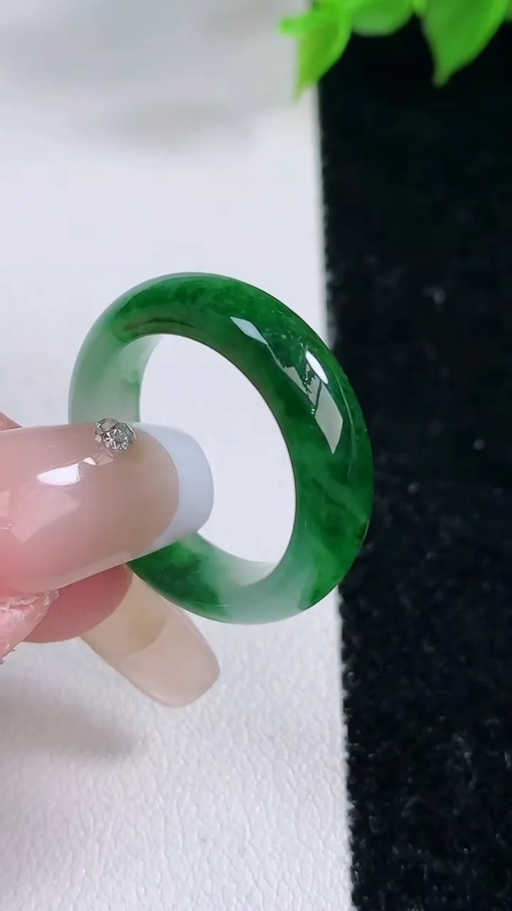 天然A货翡翠指环戒指，尺寸17.6-6-3.5，重量:4.28g2026年2月3日
工厂直销收藏佳品,种好水足，色泽均匀，有种有色，上手高大气！