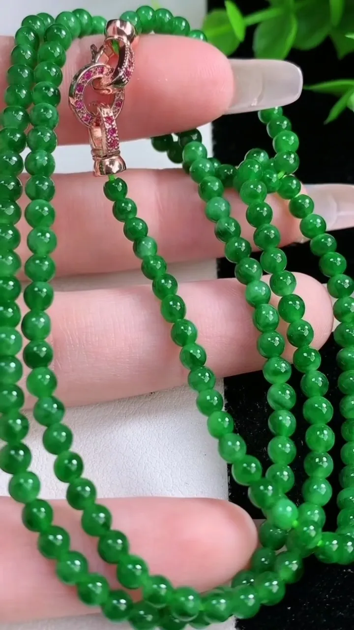 天然A货翡翠小米珠项链，尺寸3.4-168颗，重量:15.54g2月3日
工厂直销收藏佳品,种好水足，色泽均匀，有种有色，上手高大气！