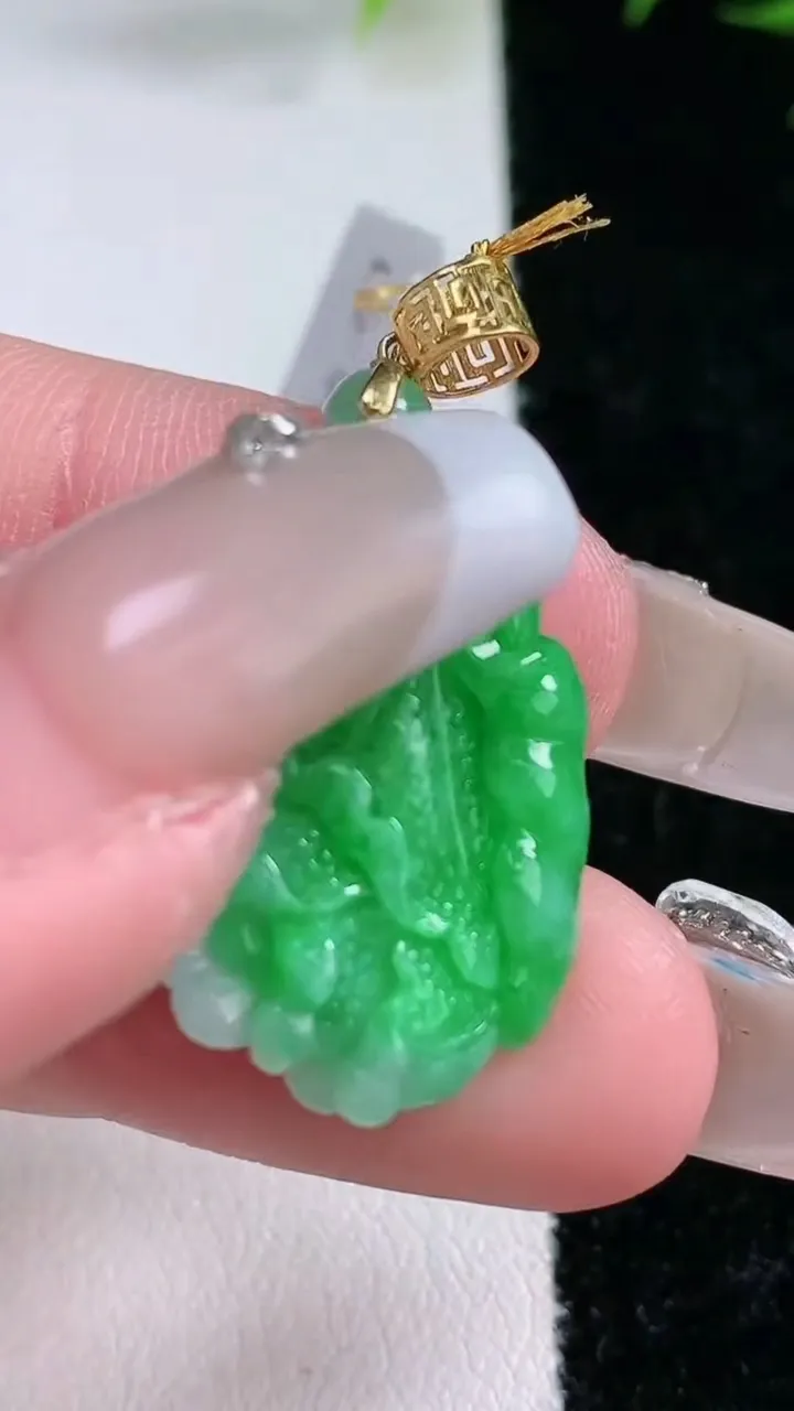 天然A货翡翠白菜吊坠，尺寸25.5-15.5-5.7，重量:4.21g
2月3日