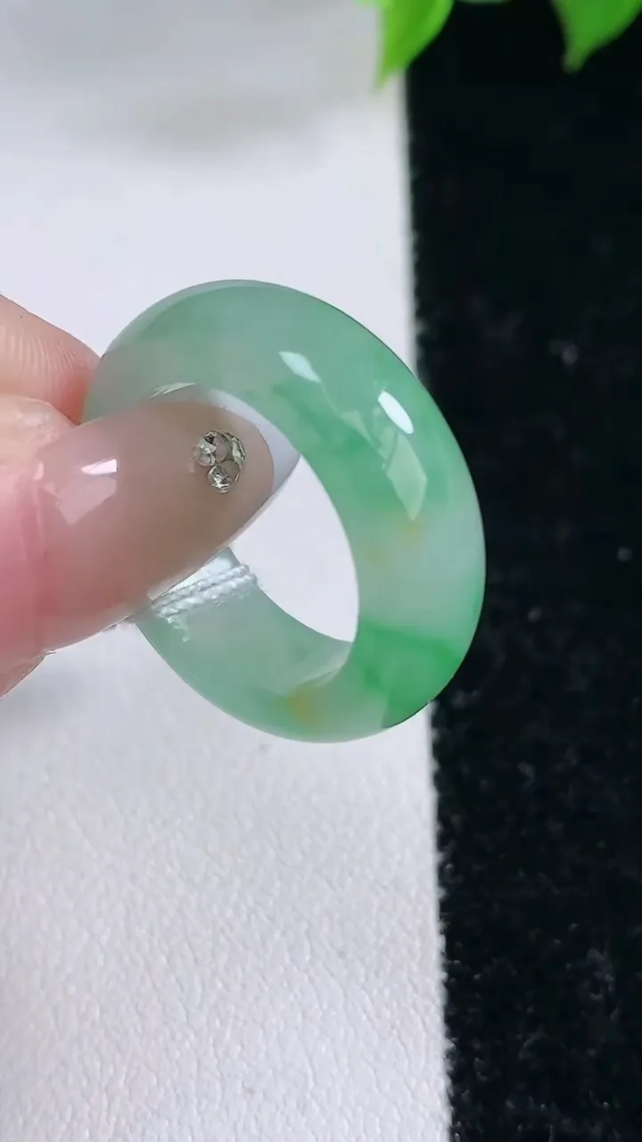 天然A货翡翠指环戒指，尺寸16.2-6.3-3.2，重量:4.54g2026年2月3日
工厂直销收藏佳品,种好水足，色泽均匀，有种有色，上手高大气！