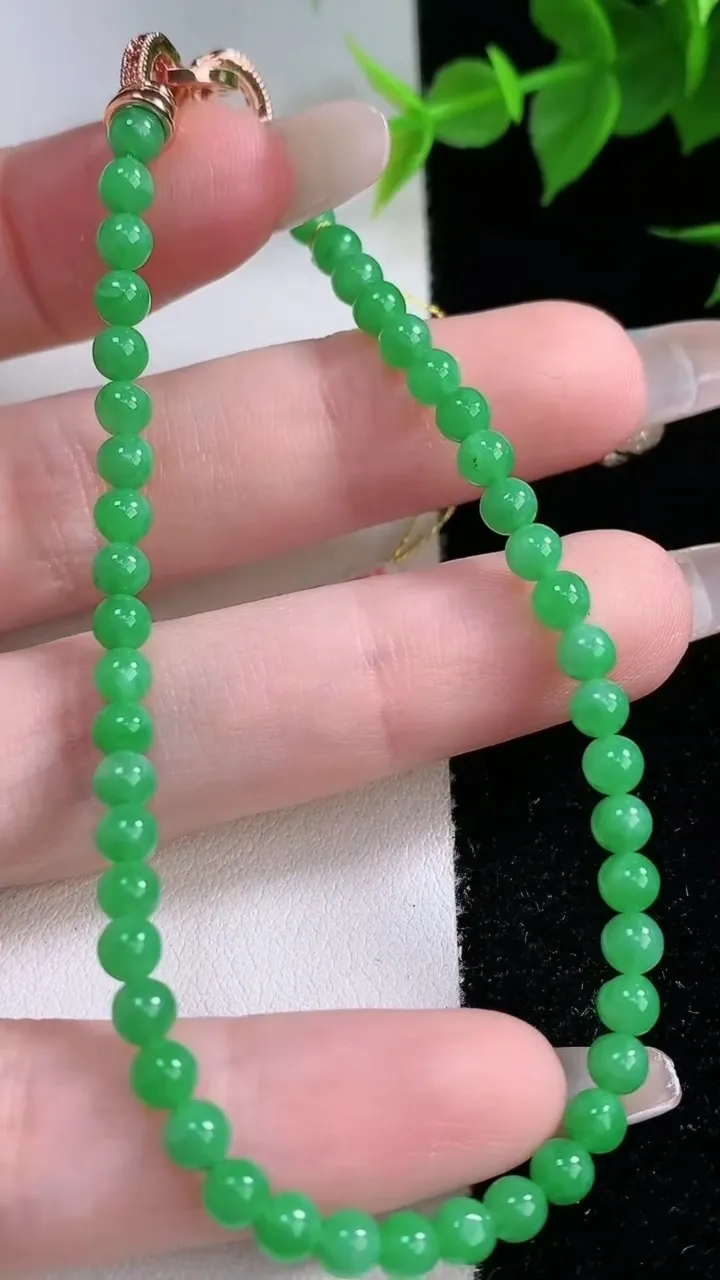 天然A货翡翠圆珠手串，尺寸3.7-48颗，重量:6.35g2月3日
工厂直销收藏佳品,种好水足，色泽均匀，有种有色，上手高大气！