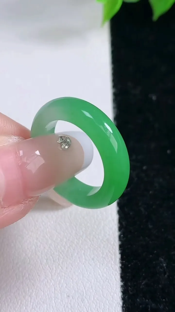 天然A货翡翠指环戒指，尺寸16-4.8-3.4，重量:3.33g2026年2月3日
工厂直销收藏佳品